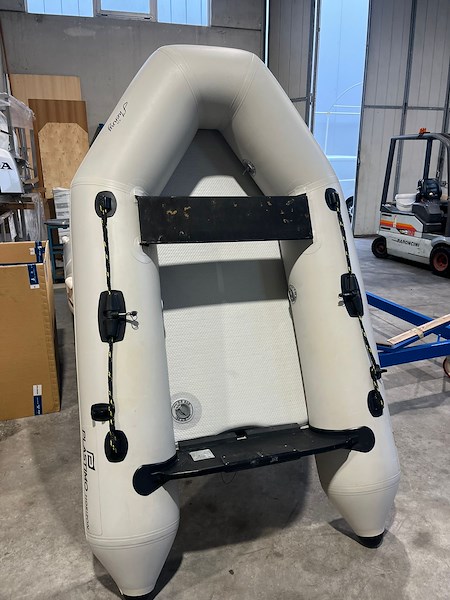 TENDER PLASTIMO HORIZON 230B USATO